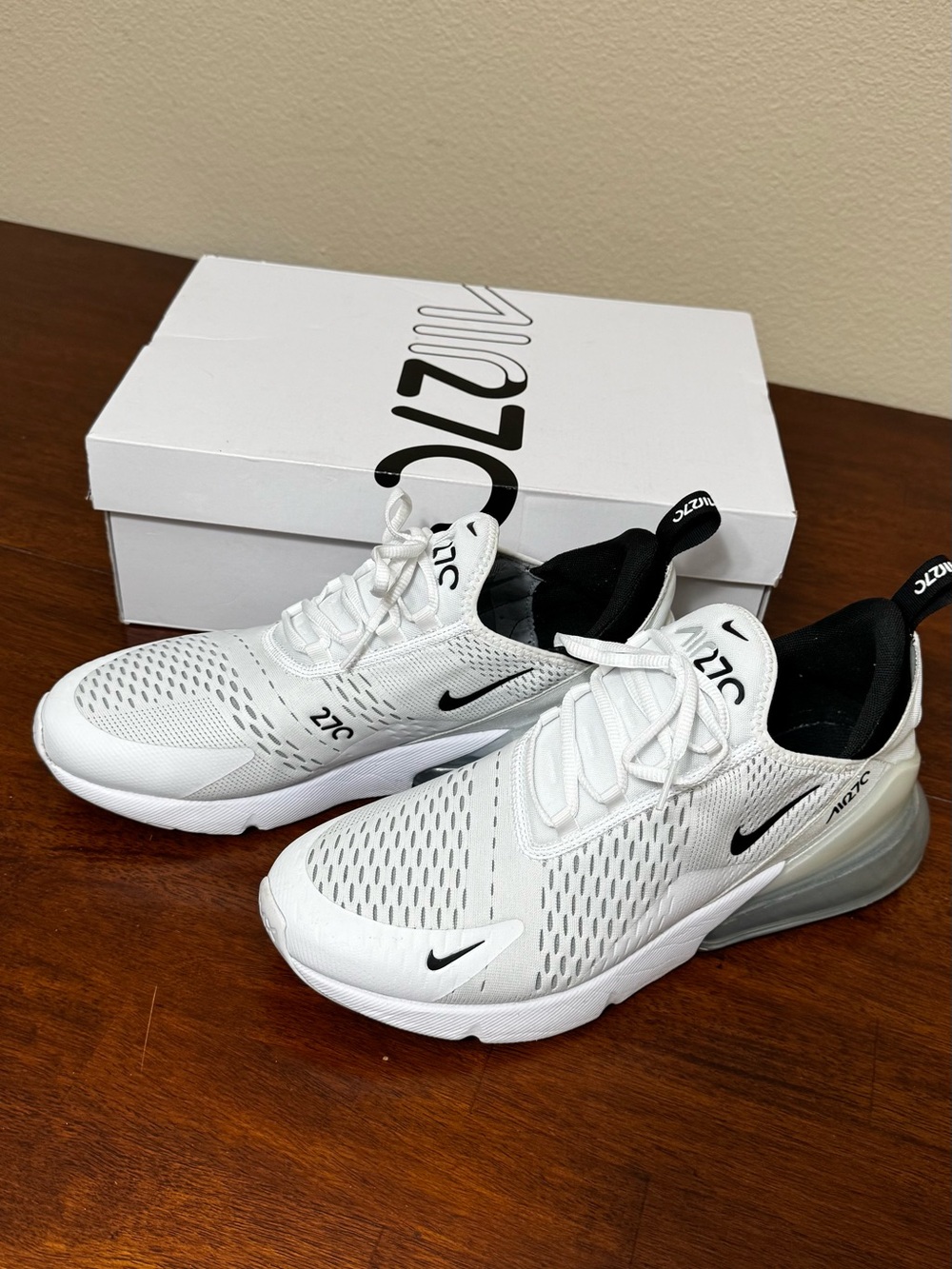 Nike Men's White/Black Air Max 270 Lightweight Sneakers